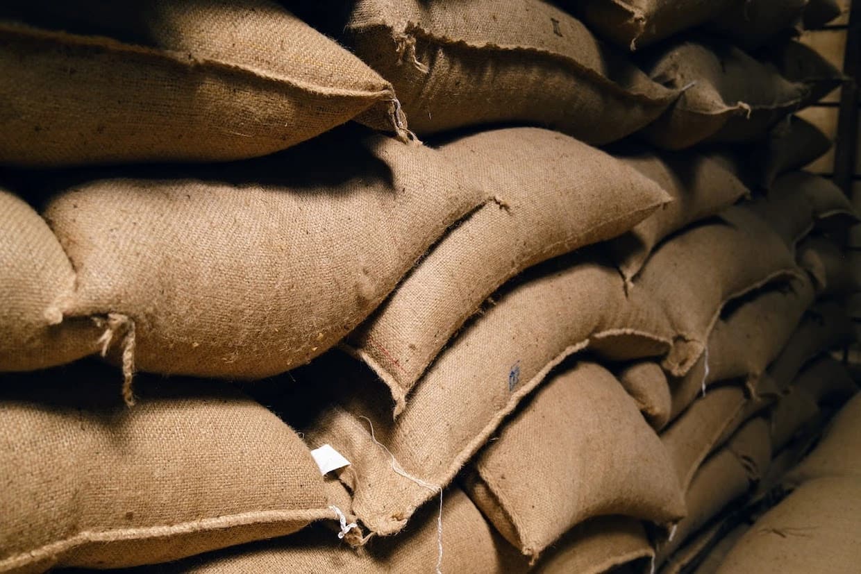 Gestapelte Säcke mit Rohkaffee im Lager