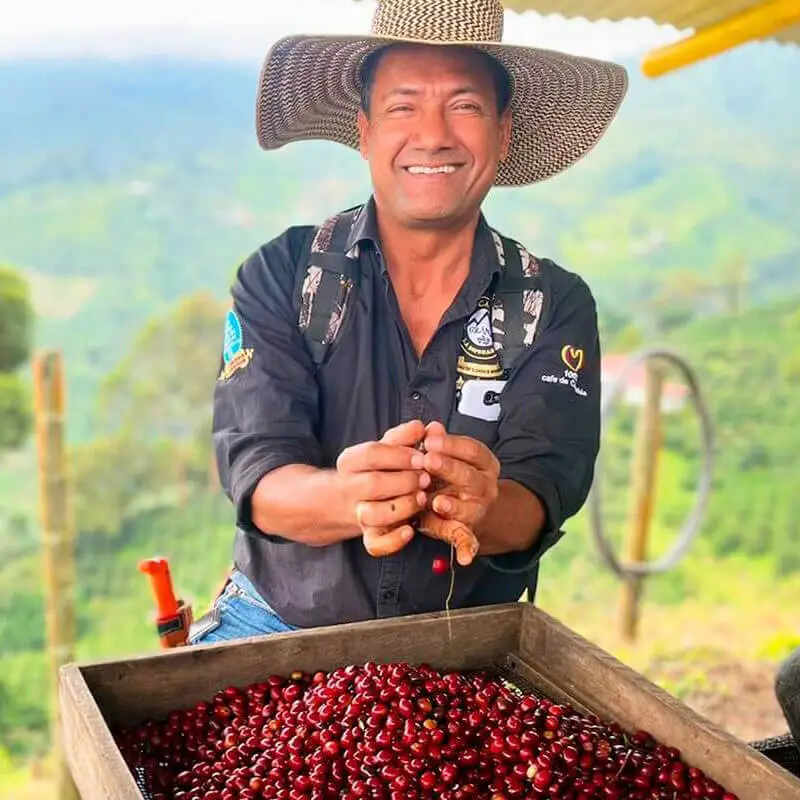 Kaffeebauer in Bolivien mit frisch geernteten Kaffeekirschen