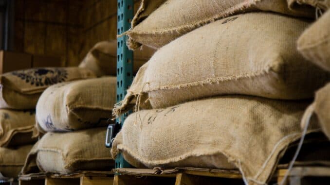 Gestapelte Kaffeesäcke in einem Lager