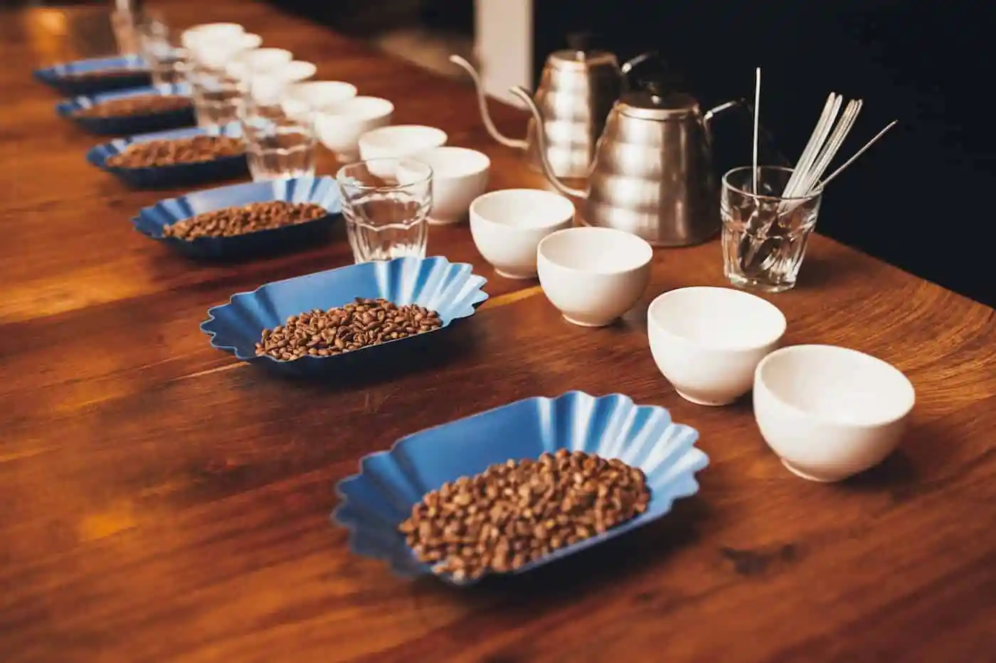 Tisch für Kaffeeverkostung mit Bohnen und Cupping-Schalen
