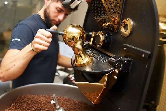 Kaffeeröster bei der Arbeit an einer Röstmaschine