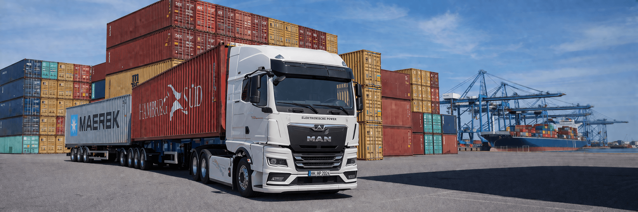 Container-Lkw im Hafen vor Containern und Frachtschiff